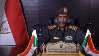 Photo of جثث تعبّد شوارع الخرطوم.. والبرهان يتحدث عن “أكبر مؤامرة” في تاريخ السودان