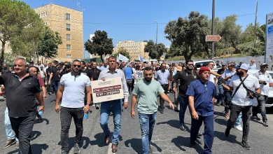 Photo of للمطالبة بتحويل الميزانيات ومحاربة الجريمة.. رؤساء السلطات المحلية يتظاهرون أمام مكتب رئيس الحكومة الإسرائيلية في القدس