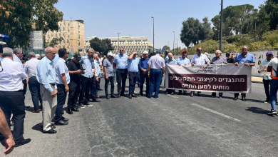 Photo of احتجاجا على العنف والجريمة وتجميد الميزانيات.. رؤساء السلطات المحلية العربية يتظاهرون أمام المكاتب الحكومية في القدس