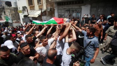 Photo of جماهير غفيرة تشيع جثمان الشهيد ميلاد الراعي في الخليل