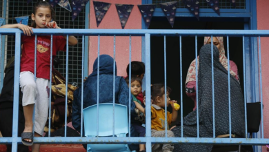 Photo of 220 ألف شخص في غزة نزحوا من منازلهم إلى 88 مدرسة تابعة للأونروا