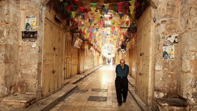 Photo of إضراب شامل بالضفة الغربية تنديدا بمجزرة المعمداني والاحتلال يعتقل 48 فلسطينيا من الخليل وبيت لحم