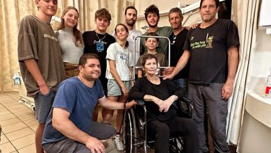 Photo of “عاملونا بطريقة لطيفة ولبوا كل احتياجاتنا”…مسنة إسرائيلية تروي تفاصيل أسرهم في قطاع غزة