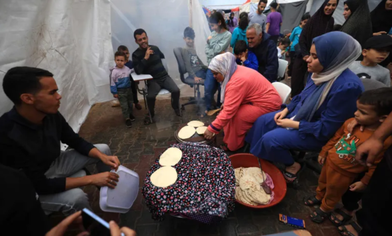 نازحة تعد الخبز