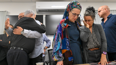 Photo of أهالي الأسرى لدى حركة حماس يصدرون لهم جوازات سفر أجنبية لضمان تدخل دول أخرى لإطلاق سراحهم