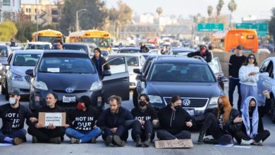 Photo of متظاهرون يهود يغلقون طريقًا سريعًا في لوس أنجلوس لوقف العدوان على غزة