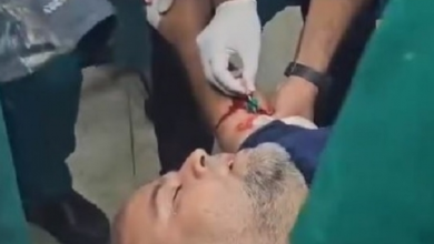 Photo of إصابة مراسل ومصور قناة الجزيرة خلال تغطية القصف الإسرائيلي على قطاع غزة