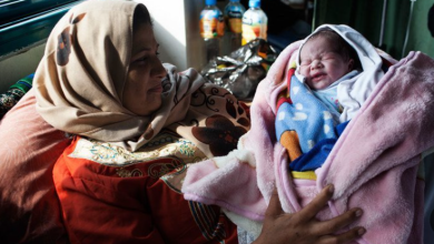 Photo of صحة غزة: 180 نازحة تلد يوميا بظروف سيئة و900 ألف طفل في خطر