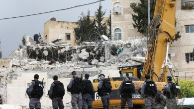 Photo of إخطار 3 عائلات لشهداء بهدم منازلهم في الخليل