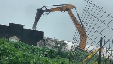 Photo of آليات الهدم الإسرائيلية تطيح بمبنى في مدينة الطيرة (شاهد)