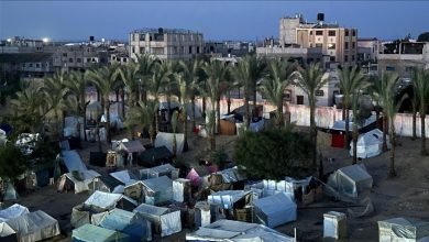 Photo of “صحة غزة”: نفاد أدوية بمستشفى ناصر المحاصر ودفن شهداء في ساحتها