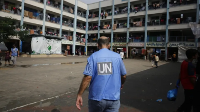 Photo of سياسيون بريطانيون يهاجمون الحكومة بعد تعليقها دعم “الأونروا”