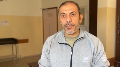 Photo of طبيب غزي عائد من الاعتقال يروي بشاعات الاحتلال الإسرائيلي بحق المعتقلين