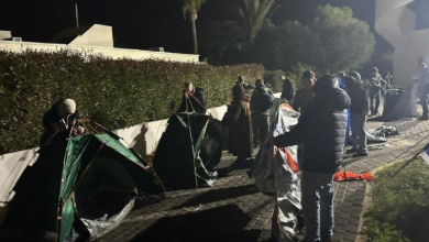 Photo of نصبوا الخيام للنوم… أهالي الأسرى الإسرائيليين يشرعون في اعتصام أمام منزل نتنياهو