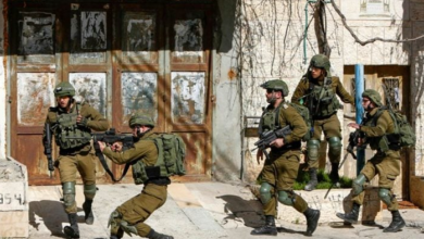 Photo of مشادة كلاميّة وتدافع بين أحد أفراد الشرطة الفلسطينية وجندي إسرائيلي في بيت لحم (فيديو)