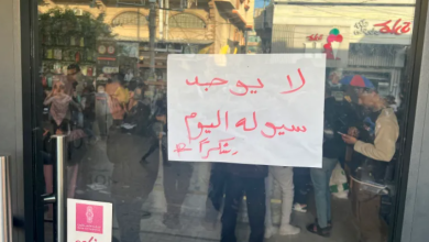 Photo of شح السيولة يفاقم معاناة سكان غزة والمساعدات المالية تتبخر