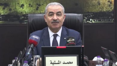 Photo of رئيس الحكومة الفلسطينية محمد اشتية يقدّم استقالته لعباس