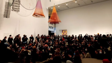 Photo of نشطاء يقتحمون متحف الفن في نيويورك للمطالبة بوقف الإبادة في غزة (شاهد)