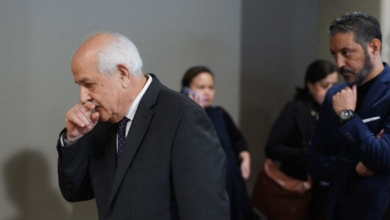 Photo of سفير فلسطين مغالباً دموعه: لم نجع يوماً.. ووالدتي كانت تطهو لجيراننا قبل إطعامنا- (فيديو)