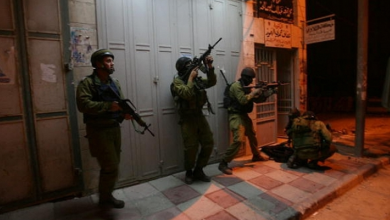 Photo of مواجهات واعتقالات في عملية دهم واقتحام في الضفة الغربية