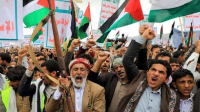 Photo of جماعة الحوثي تعلن استهداف سفينة نفطية بريطانية في البحر الأحمر بعدد كبير من الصواريخ- (فيديو)