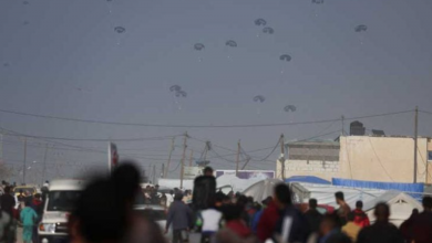 Photo of طائرات مجهولة تنزل مساعدات إنسانية “محدودة” على شمال قطاع غزة- (فيديو)