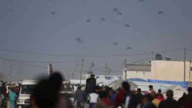 Photo of طائرات مجهولة تنزل مساعدات إنسانية “محدودة” على شمال قطاع غزة- (فيديو)