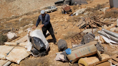 Photo of مستوطنون يجبرون 5 عائلات من بدو فلسطين على الرحيل
