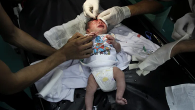 Photo of على ضوء هاتف محمول.. أطباء بغزة يسعفون رضيعة نجت من غارة إسرائيلية