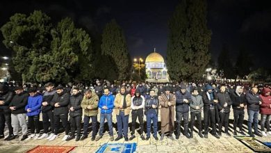 Photo of 20 ألفا يؤدون صلاتي العشاء والتراويح في المسجد الأقصى