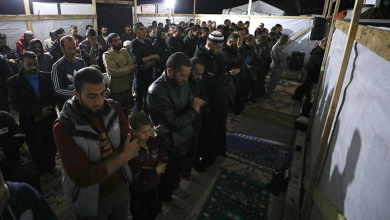 Photo of غزة.. اعتكاف أول ليالي العشر الأواخر من رمضان بمراكز النزوح