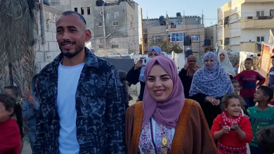 Photo of تحديا ظروف الحرب المأساوية.. فلسطينيان يحتفلان بزفافهما في خيمة برفح