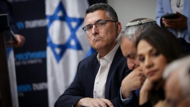 Photo of ساعر يهدد بالانسحاب من الحكومة الإسرائيلية إذا لم ينضم لمجلس الحرب