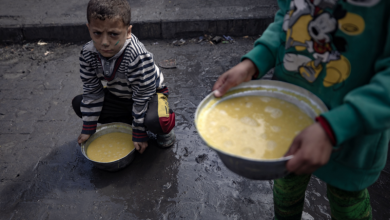 Photo of الحرب على غزة: نسف مربعات سكنية واستهداف جديد لمنتظري المساعدات
