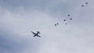 Photo of وقعت الصناديق على رؤوسهم… استشهاد مواطنين بسبب إنزال خاطئ وسريع للمساعدات في قطاع غزة