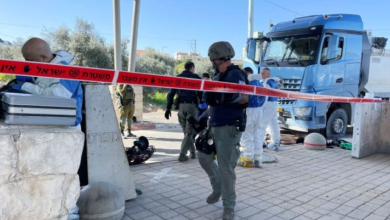 Photo of إصابة إسرائيلييْن طعنا جنوبي القدس وإطلاق النار على المنفذ- (فيديوهات)