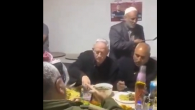 Photo of بيني غانتس وضباط من الجيش الإسرائيلي يحضرون مأدبة إفطار رمضانية في النقب- (شاهد)