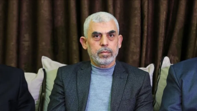 Photo of محام مقرب من نتنياهو يقدم عرضا ليحيى السنوار.. مقابل ماذا؟