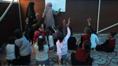 Photo of في خيام النزوح.. أطفال غزة ينتزعون حق التعليم (شاهد)