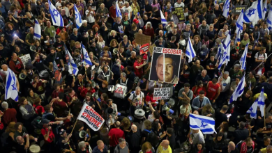 Photo of أهالي المحتجزين الإسرائيليين يتظاهرون أمام منزل نتنياهو ويلتقون غالانت