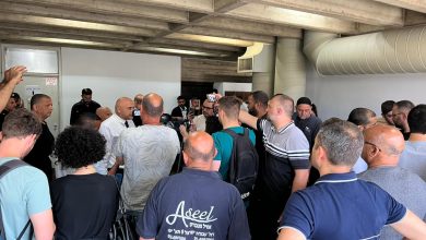 Photo of العشرات يتظاهرون تزامنا مع جلسة المحكمة لتمديد اعتقال الشرطي قاتل يعقوب طوخي من يافا