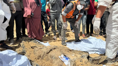 Photo of موقع بريطاني: هكذا تجاهل إعلام الغرب خبر المقابر الجماعية في غزة