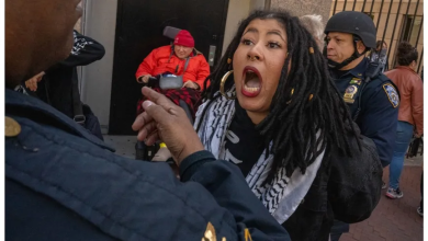 Photo of تواصل الاحتجاجات بالولايات المتحدة رغم الاعتقالات.. طالب يصلي مكبّل اليدين (شاهد)
