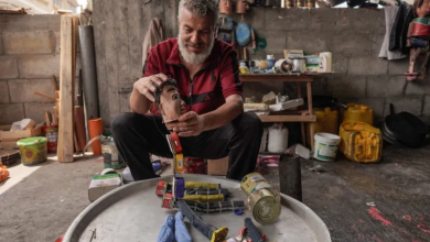 Photo of صانع دمى في غزة يحول العلب المعدنية إلى ألعاب “تروي قصص النازحين”