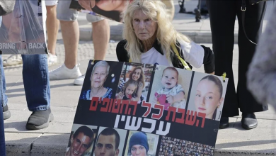 Photo of أهالي أسيرين ظهرا في فيديو لحماس يطالبون نتنياهو بـ”صفقة الآن”