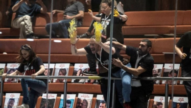 Photo of عائلات أسرى إسرائيليين في غزة تقطع جلسة بالكنيست- (صور وفيديوهات)