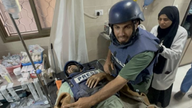 Photo of بتر قدم المصور سامي شحادة و إصابة صحافيين في قصف مدفعي إسرائيلي استهدفهم وسط غزة (شاهد)