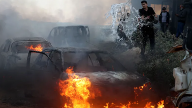 Photo of مستوطنون يغلقون مداخل قرى بالضفة ويضرمون النار في مركبات السكان