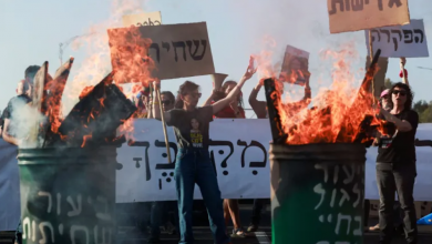 Photo of باستخدام براميل مشتعلة… عشرات المتظاهرين يغلقون طريقا سريعا في تل أبيب