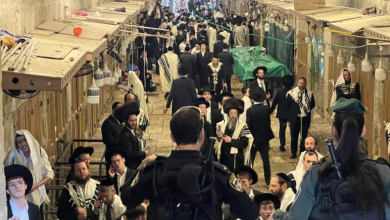 Photo of مستوطنون يؤدون طقوسا بأسواق القدس وقيود على أداء صلاة الجمعة بالأٌقصى